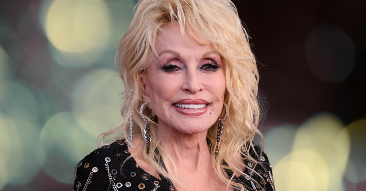 Young Dolly Parton singing